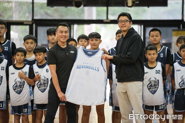 ▲研華科技策略投資處協理劉蔚廷(右)，以及引爆籃球訓練創辦人楊勝凱代表進行球衣捐贈。(圖／引爆籃球訓練提供)