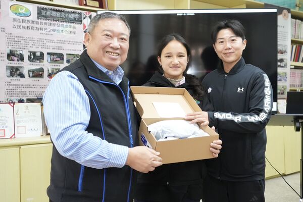 ▲中華奧會榮譽主席林鴻道、里約奧運射箭女團銅牌之一的雷千瑩也一起深入偏鄉，撒下希望的種子。 。（圖／中華奧會提供）