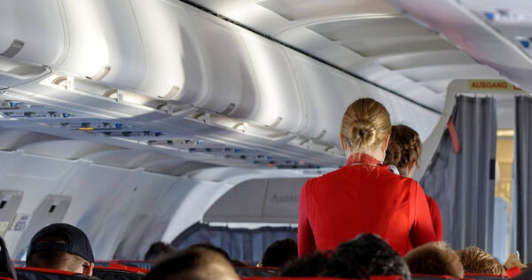 想放鬆結果更累！空服員曝飛行飲料大地雷　「這類飲品」讓你下機就虛脫