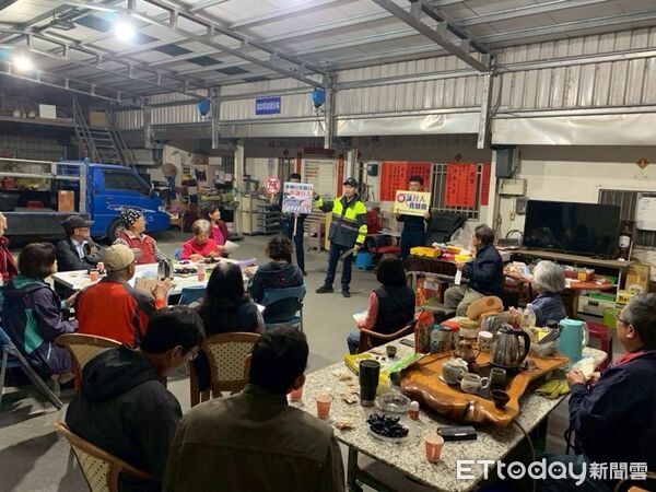 ▲臺東警察分局富岡派出所員警於釋迦產銷班進行交通安全、反詐騙及護果宣導，強化農民安全防護意識。（圖／記者楊晨東翻攝）