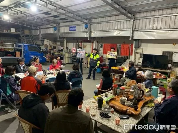 ▲臺東警察分局富岡派出所員警於釋迦產銷班進行交通安全、反詐騙及護果宣導，強化農民安全防護意識。（圖／記者楊晨東翻攝）