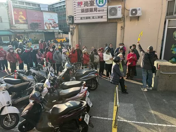 ▲彰化長輩頂著寒風漏夜排隊等預約施打帶狀性皰疹疫苗。（圖／記者唐詠絮翻攝）