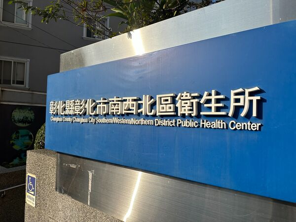 ▲彰化長輩頂著寒風漏夜排隊等預約施打帶狀性皰疹疫苗。（圖／記者唐詠絮翻攝）