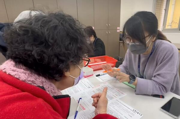 ▲彰化長輩頂著寒風漏夜排隊等預約施打帶狀性皰疹疫苗。（圖／記者唐詠絮翻攝）