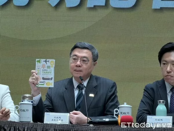 ▲▼行政院長卓榮泰秀行政院印製台美關稅產業支持方案小冊子。（圖／記者陳家祥攝）