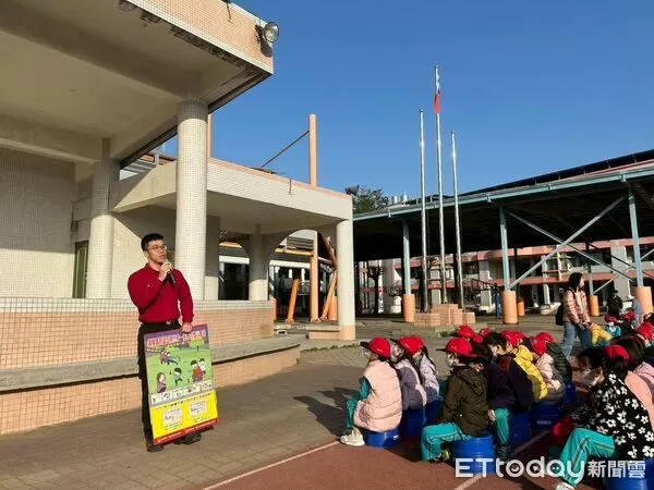 ▲台南市消防局第七大隊後甲分隊寒假前走入復興國小，向學童宣導一氧化碳中毒防範與居家防火安全觀念。（記者林東良翻攝，下同）