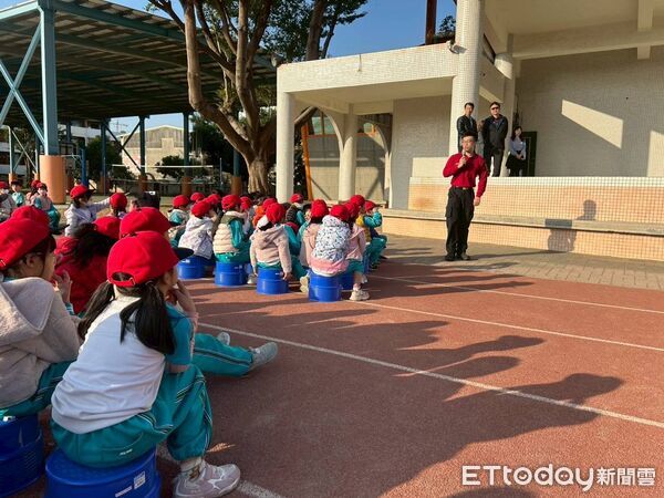 ▲台南市消防局第七大隊後甲分隊寒假前走入復興國小，向學童宣導一氧化碳中毒防範與居家防火安全觀念。（記者林東良翻攝，下同）