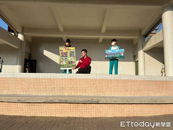 ▲台南市消防局第七大隊後甲分隊寒假前走入復興國小，向學童宣導一氧化碳中毒防範與居家防火安全觀念。（記者林東良翻攝，下同）