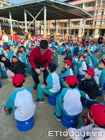 ▲台南市消防局第七大隊後甲分隊寒假前走入復興國小，向學童宣導一氧化碳中毒防範與居家防火安全觀念。（記者林東良翻攝，下同）