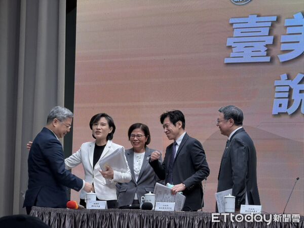 ▲▼行政院長卓榮泰召開說明台美對等關稅及相關談判成果記者會，閣員互相擁抱。（圖／記者陳家祥攝）