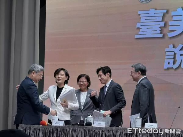 ▲▼行政院長卓榮泰召開說明台美對等關稅及相關談判成果記者會，閣員互相擁抱。（圖／記者陳家祥攝）