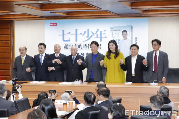 ▲▼前中廣董事長趙少康20日於立法院舉辦「七十少年趙少康的時代現場」新書發表。會場政商名流踴躍出席，包含國民黨主席鄭麗文、民眾黨主席黃國昌、民進黨總召柯建銘、立法院長韓國瑜、副院長江啟臣、作家張大春、王偉忠、薛香川、關中等都出席表達祝福。（圖／記者湯興漢攝）