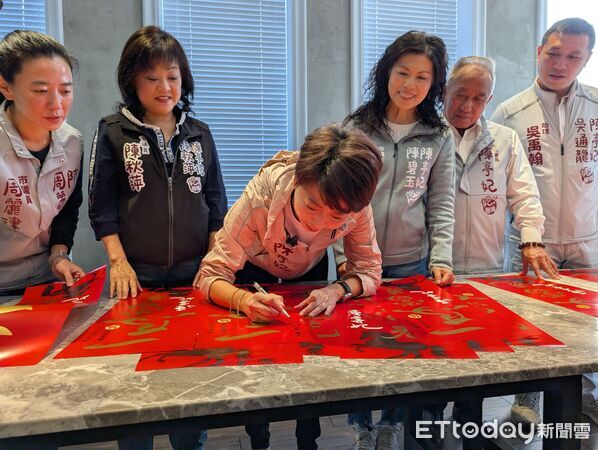 ▲立法委員陳亭妃20日公布今年春聯主題「一馬當先」，以書法筆勢展現勇於向前的行動意象。（記者林東良翻攝，下同）