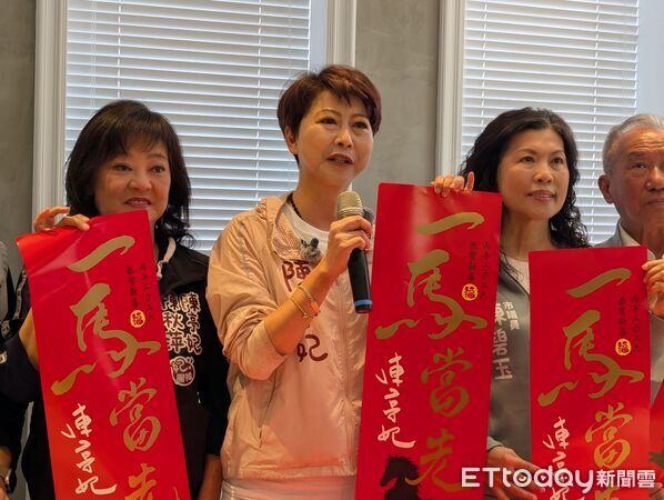 ▲立法委員陳亭妃20日公布今年春聯主題「一馬當先」，以書法筆勢展現勇於向前的行動意象。（記者林東良翻攝，下同）