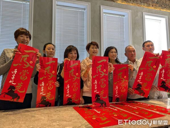 ▲▲立法委員陳亭妃20日公布今年春聯主題「一馬當先」，以書法筆勢展現勇於向前的行動意象。（記者林東良翻攝，下同）