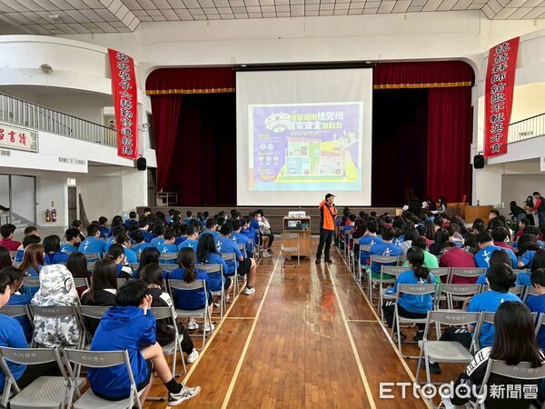 ▲白河消防分隊把握寒假結業式時機，走入白河國中向師生宣導居家防火與用電安全。（記者林東良翻攝，下同）