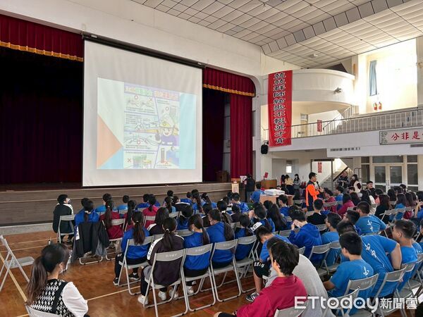 ▲白河消防分隊把握寒假結業式時機，走入白河國中向師生宣導居家防火與用電安全。（記者林東良翻攝，下同）