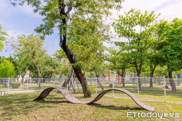 ▲▼高雄「狗狗小花」盛開中！盤點11處寵物犬活動區　今年再增3處。（圖／記者賴文萱翻攝）