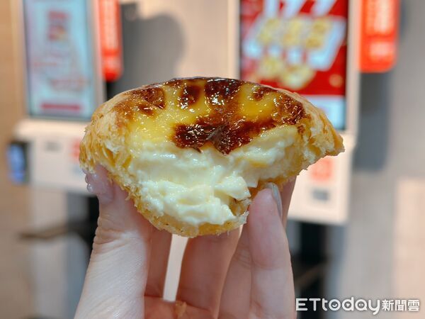 ▲▼肯德基超極酥原味蛋撻。（圖／記者蕭筠攝）