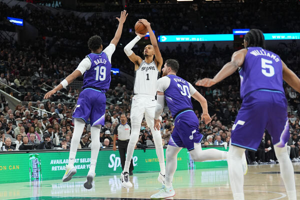 ▲「法國怪物」溫班亞瑪單場投進7記三分球狂飆33分，率領馬刺3連勝。（圖／路透）