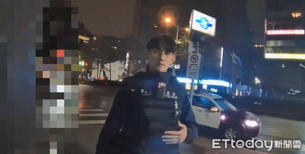 ▲19日晚間北市大安區忠孝敦化站旁民眾遭UBER司機指控紙袋刮傷飾板。（圖／記者張君豪翻攝）