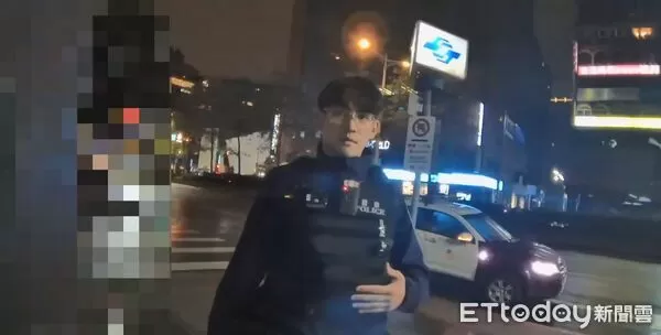 ▲19日晚間北市大安區忠孝敦化站旁民眾遭UBER司機指控紙袋刮傷飾板。（圖／記者張君豪翻攝）