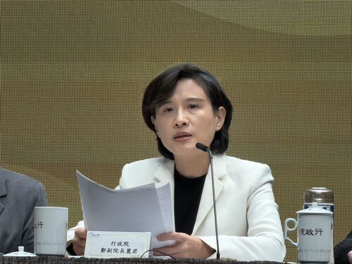 玩死一個陳時中之後… 鄭麗君能從「談判桌」轉台到「市民餐桌」？