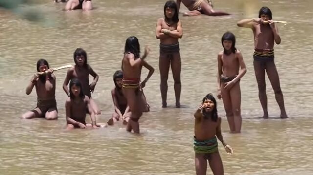 ▲▼亞馬遜隱世部落現身　2.1公尺巨箭「射穿胸腹」探險隊驚恐逃命。（圖／翻攝YouTube／Lex Clips）