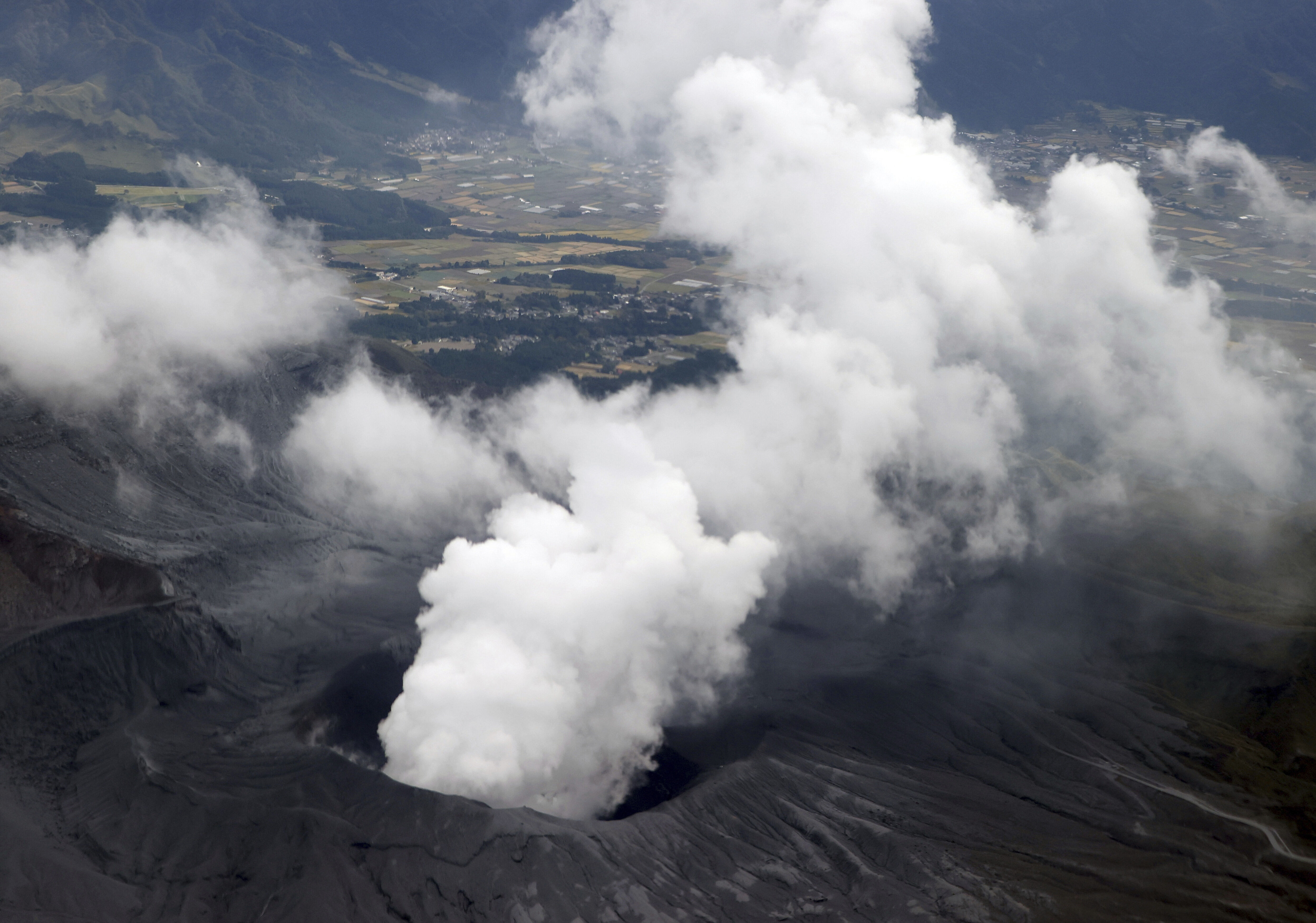 ▲▼日本阿蘇火山口。（圖／達志影像／美聯社）