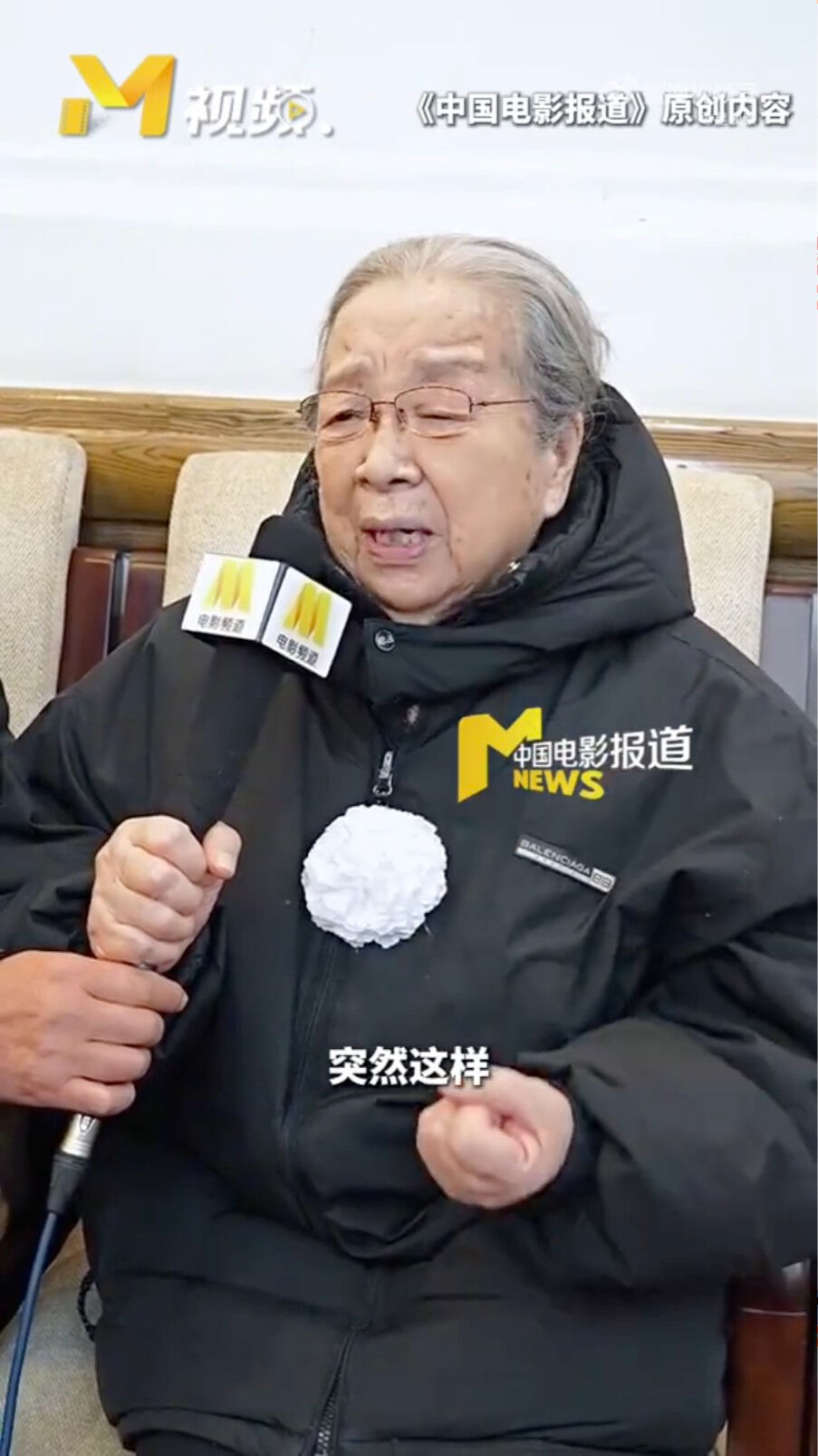 ▲「容嬤嬤」李明啟悼念好友，露面痛哭。（圖／翻攝自微博）