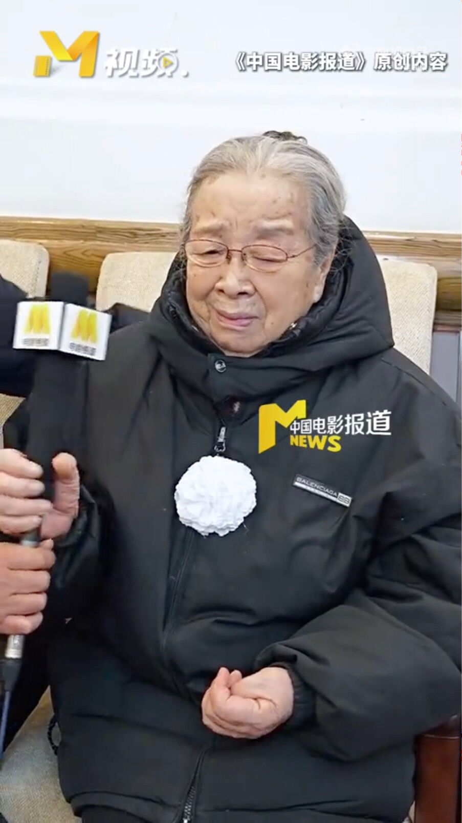 ▲「容嬤嬤」李明啟悼念好友，露面痛哭。（圖／翻攝自微博）