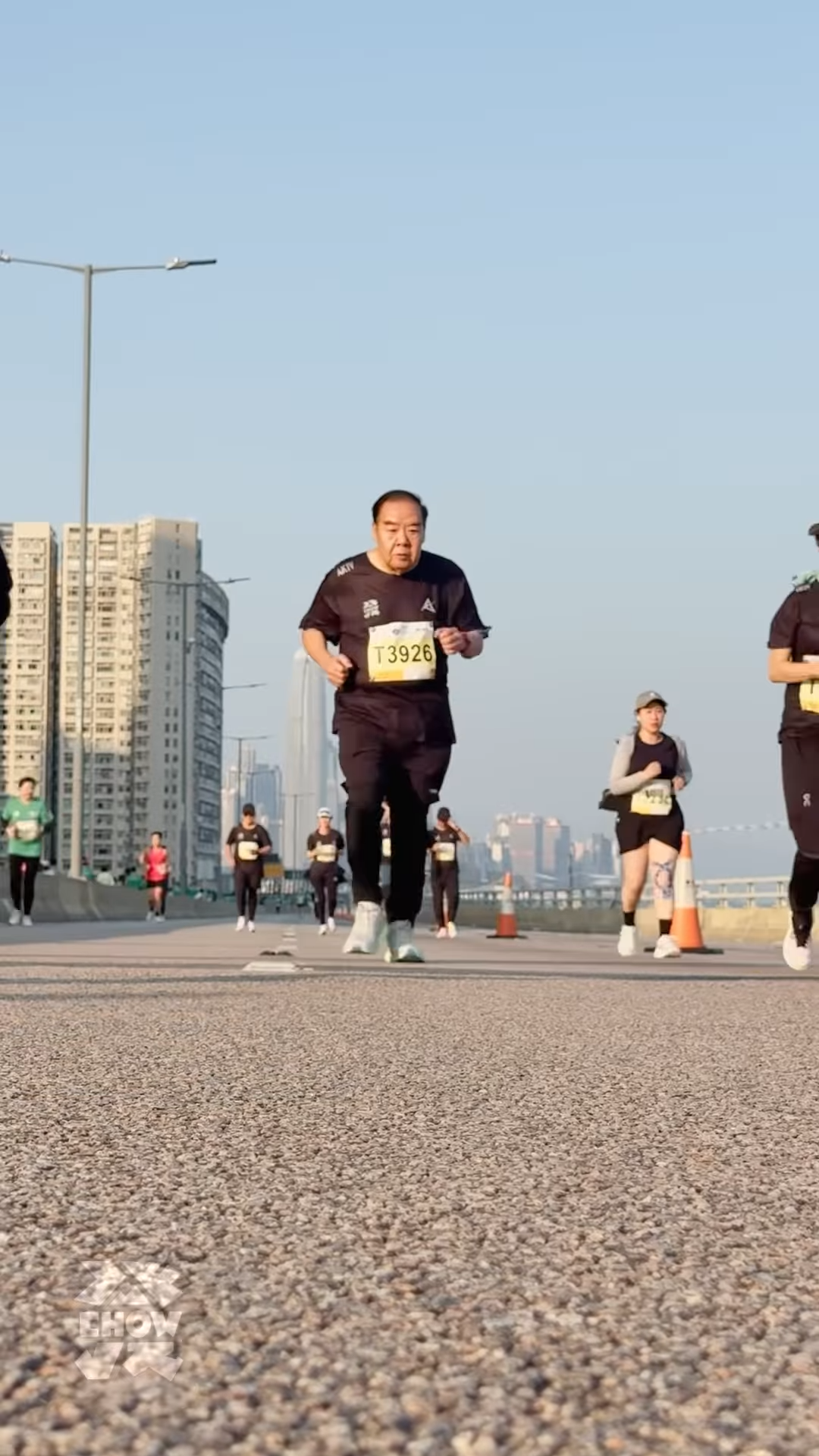 ▲▼鄭則仕在周潤發指導下練習跑步，如今10K馬拉松完賽。（圖／翻攝自IG／文念中）