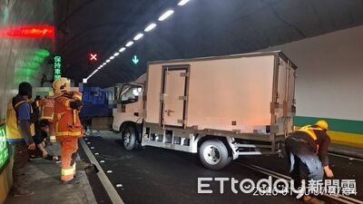 國5彭山隧道追撞故障車！貨車「玻璃噴碎」　2人送醫他一度昏迷