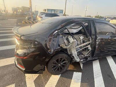 彰化左轉車與公車猛撞！旋轉180度車門瞬間削掉　驚險畫面曝