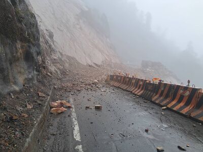 北橫明池路段土石大規模崩落　整片泥石阻道緊急封路搶修