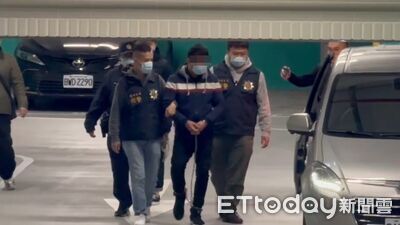 快訊／逆子「37刀弒雙親」移送新北檢！親友敲窗怒吼：出來垃圾