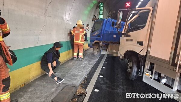 ▲▼             國5彭山隧道2輛貨車發生車禍，2人送醫。（圖／記者陳以昇翻攝，下同）