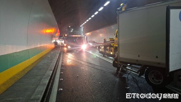 ▲▼             國5彭山隧道2輛貨車發生車禍，2人送醫。（圖／記者陳以昇翻攝，下同）
