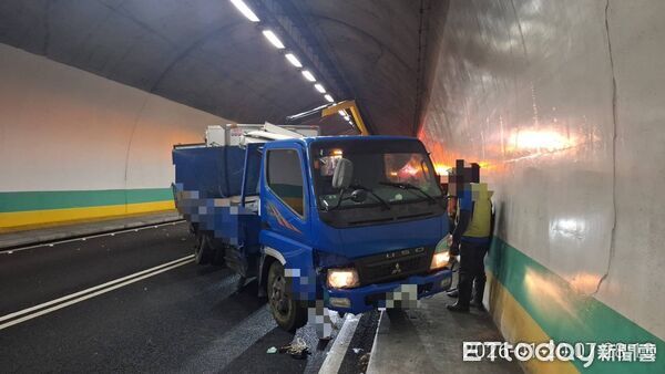 ▲▼             國5彭山隧道2輛貨車發生車禍，2人送醫。（圖／記者陳以昇翻攝，下同）