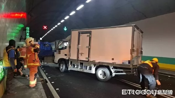 ▲▼             國5彭山隧道2輛貨車發生車禍，2人送醫。（圖／記者陳以昇翻攝，下同）