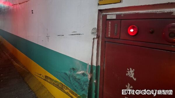 ▲▼             國5彭山隧道2輛貨車發生車禍，2人送醫。（圖／記者陳以昇翻攝，下同）