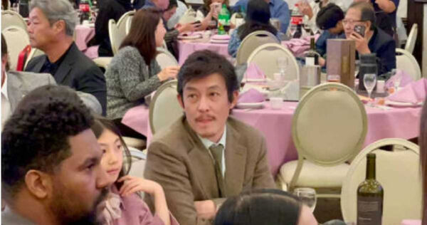 陳冠希以蓄鬍西裝造型出席婚宴，意外撞臉《名偵探柯南》角色毛利小五郎，引發網友熱議。（圖／翻攝自、凱莉老師小紅書）