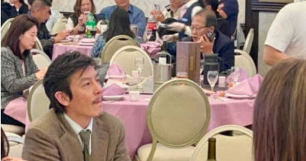 陳冠希以蓄鬍西裝造型出席婚宴，意外撞臉《名偵探柯南》角色毛利小五郎，引發網友熱議。（圖／翻攝自、凱莉老師小紅書）