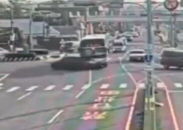 ▲彰化市金馬路發生公車與左轉轎車相撞。（圖／警方提供）