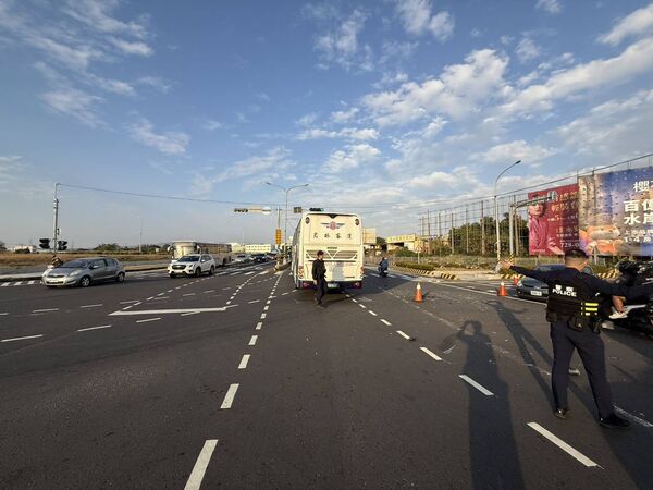 ▲彰化市金馬路發生公車與左轉轎車相撞。（圖／警方提供）