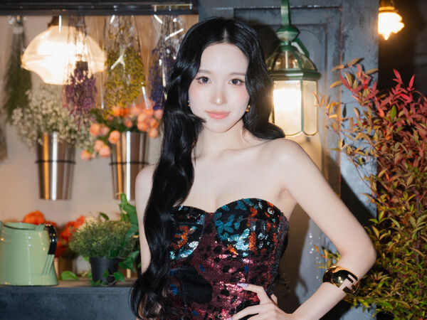 TWICE Mina新造型電力超強！「FENDI訂製禮服」搭黑絲襪曬長腿比例