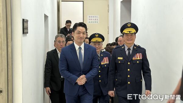 ▲▼林炎田（右）在市長蔣萬安監交下接任北市警局長。（圖／記者邱中岳攝）
