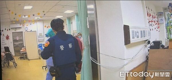 ▲吳女抱著小孩求助潮州警方。（圖／記者陳崑福翻攝）