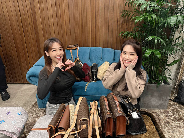 ▲▼雙胞胎女星依依佩佩經營精品直播。（圖／依依佩佩提供）