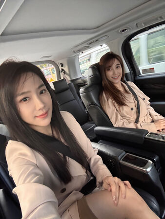 ▲▼雙胞胎女星依依佩佩經營精品直播。（圖／依依佩佩提供）